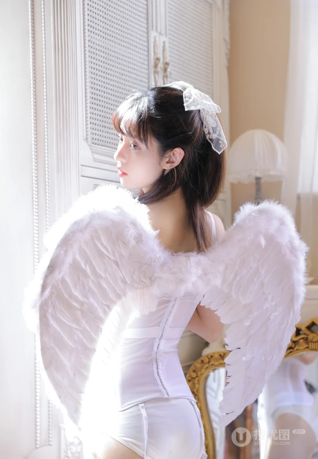 娇小玲珑可爱白皙少女白色肩带家居服袜装天使装室内写真图片