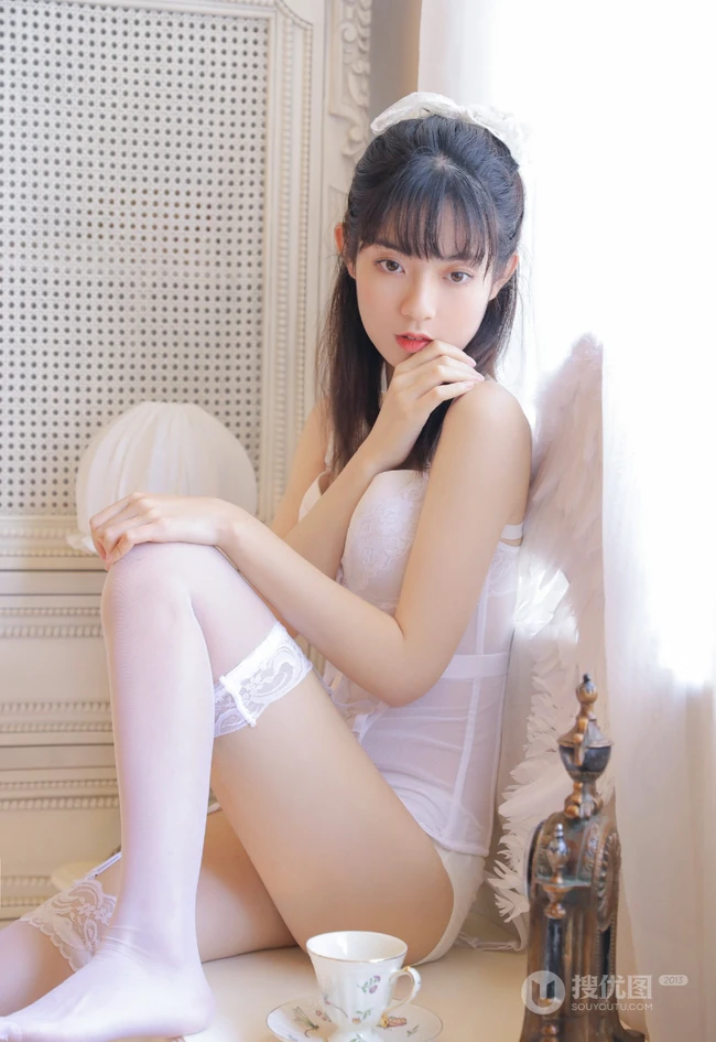 娇小玲珑可爱白皙少女白色肩带家居服袜装天使装室内写真图片