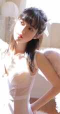 娇小玲珑可爱白皙少女白色肩带家居服袜装天使装室内写真图片