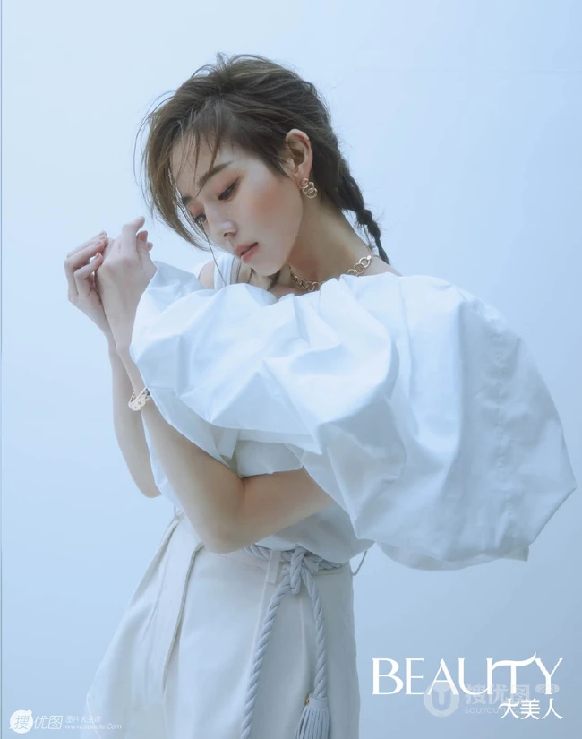 张钧甯清新纯美杂志写真，台湾女生张钧甯慵懒湿发仙气美图