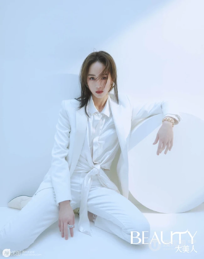 张钧甯清新纯美杂志写真，台湾女生张钧甯慵懒湿发仙气美图