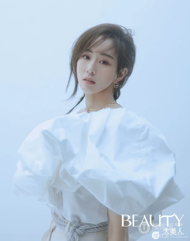 张钧甯清新纯美杂志写真，台湾女生张钧甯慵懒湿发仙气美图