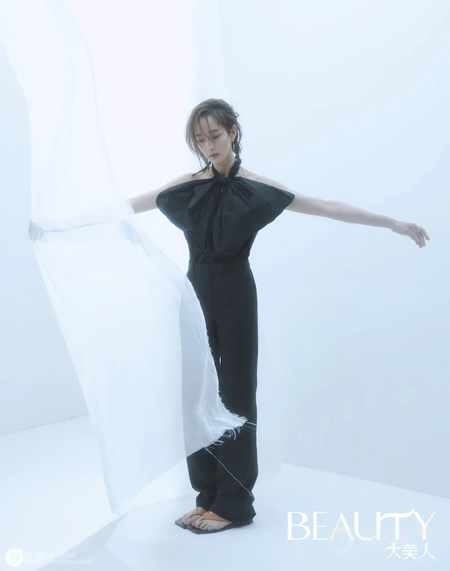 张钧甯清新纯美杂志写真，台湾女生张钧甯慵懒湿发仙气美图