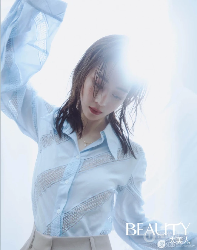 张钧甯清新纯美杂志写真，台湾女生张钧甯慵懒湿发仙气美图