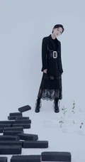女演员成果黑衣长裙个性写真，短发造型干净利落，显个性率性
