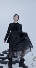 女演员成果黑衣长裙个性写真，短发造型干净利落，显个性率性