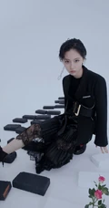 女演员成果黑衣长裙个性写真，短发造型干净利落，显个性率性