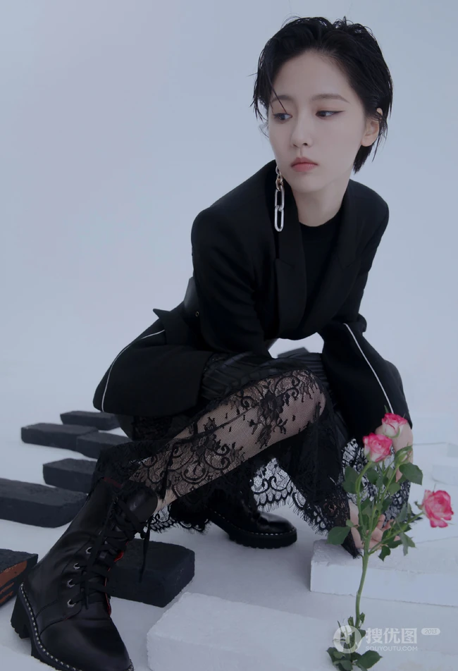 女演员成果黑衣长裙个性写真，短发造型干净利落，显个性率性