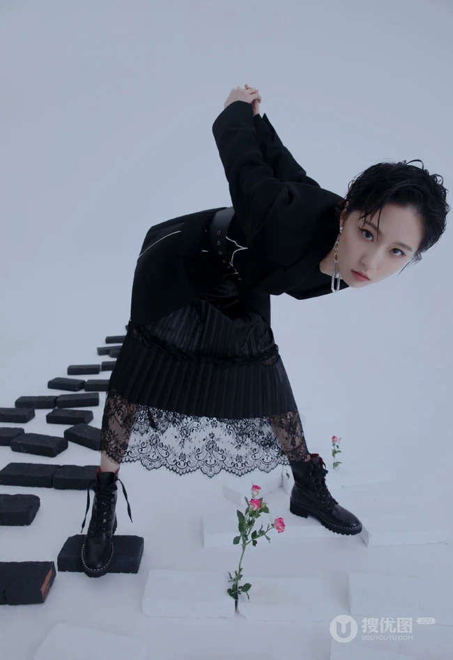 女演员成果黑衣长裙个性写真，短发造型干净利落，显个性率性