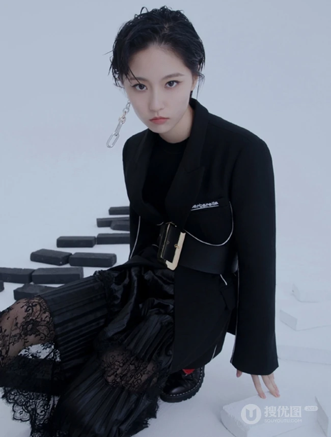女演员成果黑衣长裙个性写真，短发造型干净利落，显个性率性