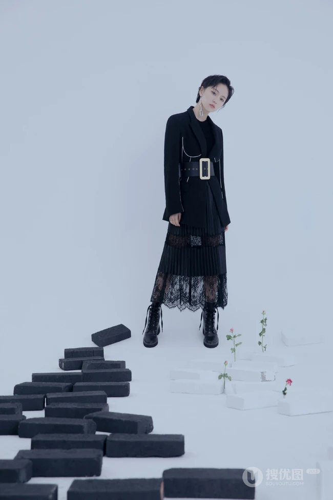 女演员成果黑衣长裙个性写真，短发造型干净利落，显个性率性
