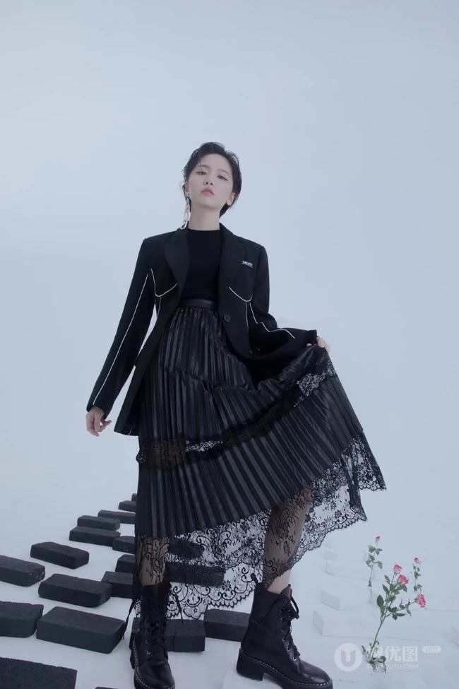 女演员成果黑衣长裙个性写真，短发造型干净利落，显个性率性