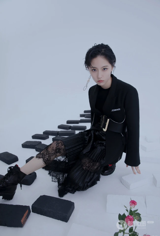 女演员成果黑衣长裙个性写真，短发造型干净利落，显个性率性