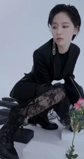 女演员成果黑衣长裙个性写真，短发造型干净利落，显个性率性