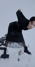 女演员成果黑衣长裙个性写真，短发造型干净利落，显个性率性