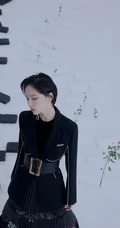 女演员成果黑衣长裙个性写真，短发造型干净利落，显个性率性