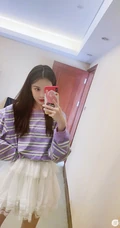 线条感修长，表情俏皮，女生黄一琳微博晒居家休闲装自拍美照