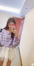 线条感修长，表情俏皮，女生黄一琳微博晒居家休闲装自拍美照