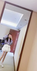 线条感修长，表情俏皮，女生黄一琳微博晒居家休闲装自拍美照