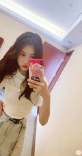 线条感修长，表情俏皮，女生黄一琳微博晒居家休闲装自拍美照