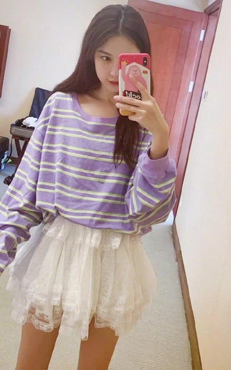 线条感修长，表情俏皮，女生黄一琳微博晒居家休闲装自拍美照