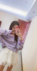 线条感修长，表情俏皮，女生黄一琳微博晒居家休闲装自拍美照