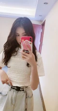 线条感修长，表情俏皮，女生黄一琳微博晒居家休闲装自拍美照