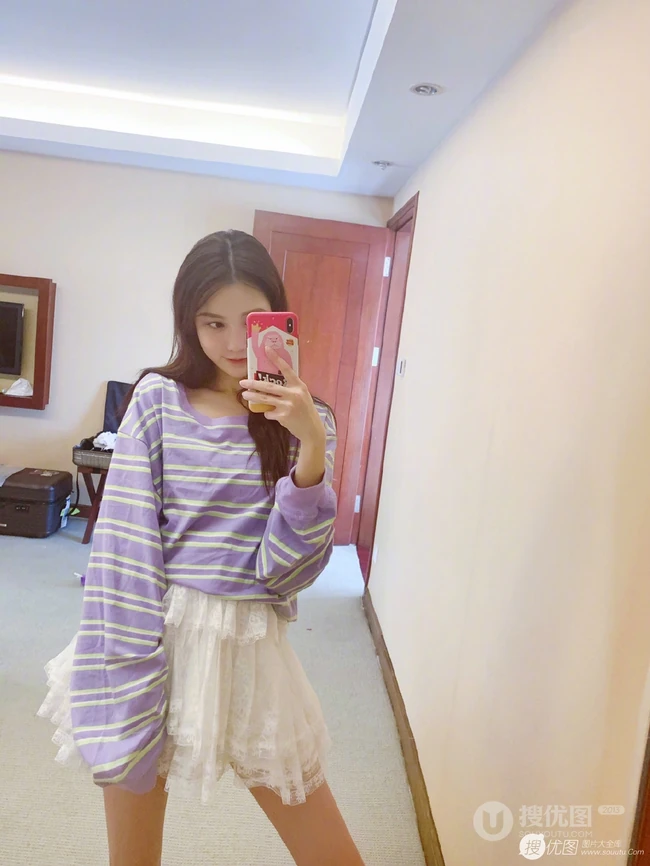线条感修长，表情俏皮，女生黄一琳微博晒居家休闲装自拍美照