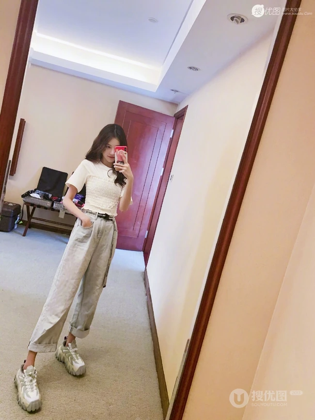 线条感修长，表情俏皮，女生黄一琳微博晒居家休闲装自拍美照