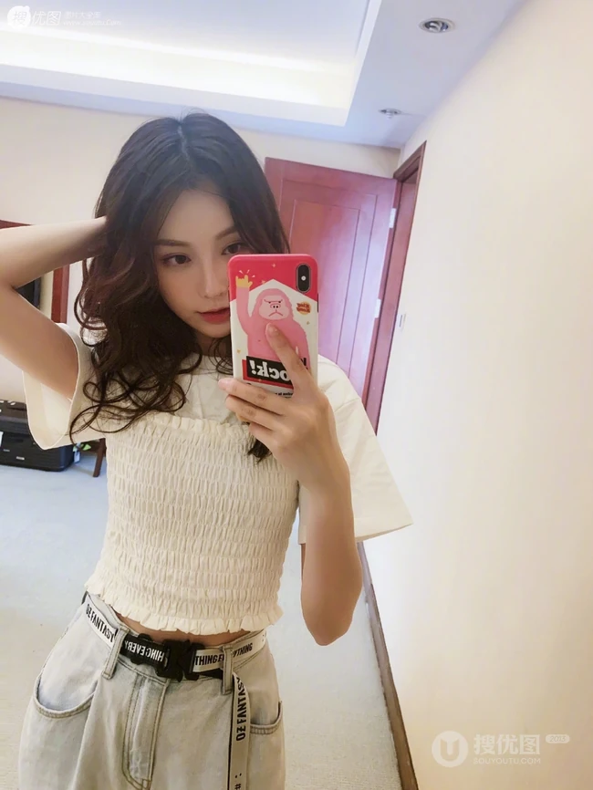线条感修长，表情俏皮，女生黄一琳微博晒居家休闲装自拍美照