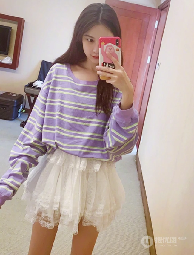 线条感修长，表情俏皮，女生黄一琳微博晒居家休闲装自拍美照