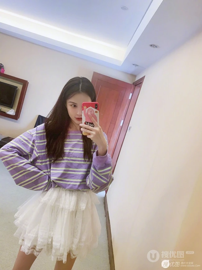 线条感修长，表情俏皮，女生黄一琳微博晒居家休闲装自拍美照