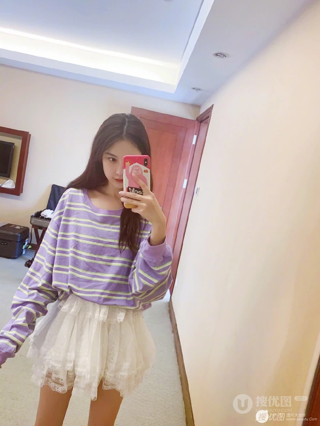 线条感修长，表情俏皮，女生黄一琳微博晒居家休闲装自拍美照