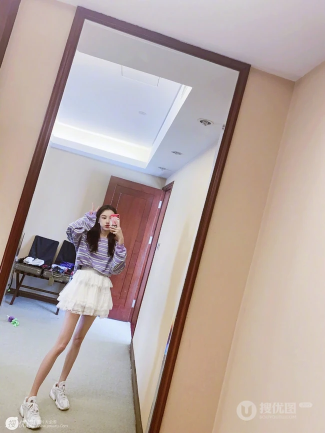 线条感修长，表情俏皮，女生黄一琳微博晒居家休闲装自拍美照