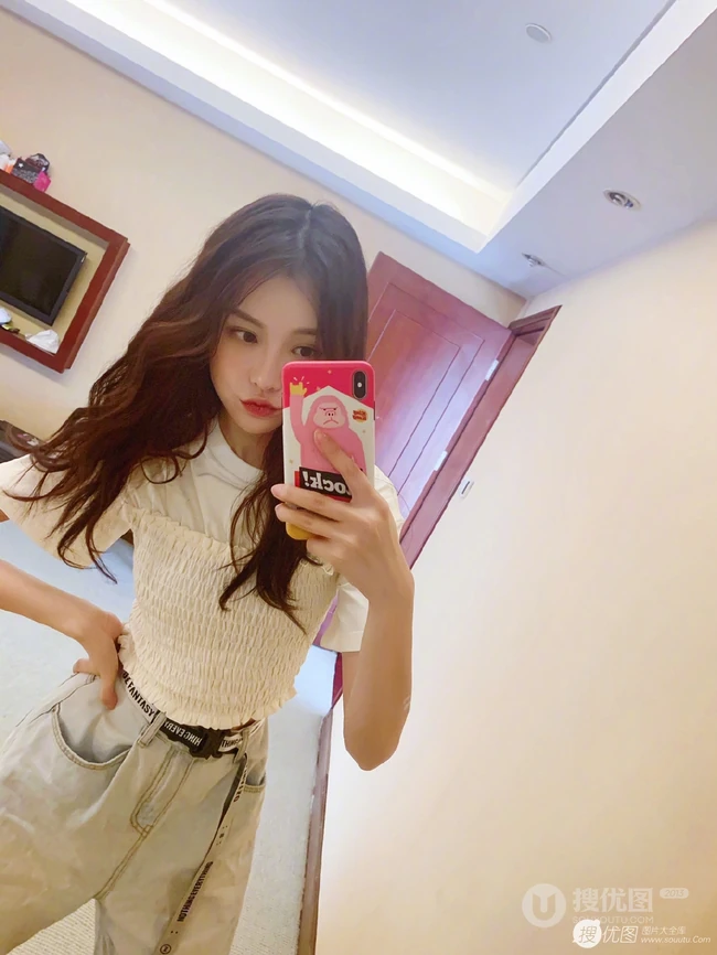 线条感修长，表情俏皮，女生黄一琳微博晒居家休闲装自拍美照