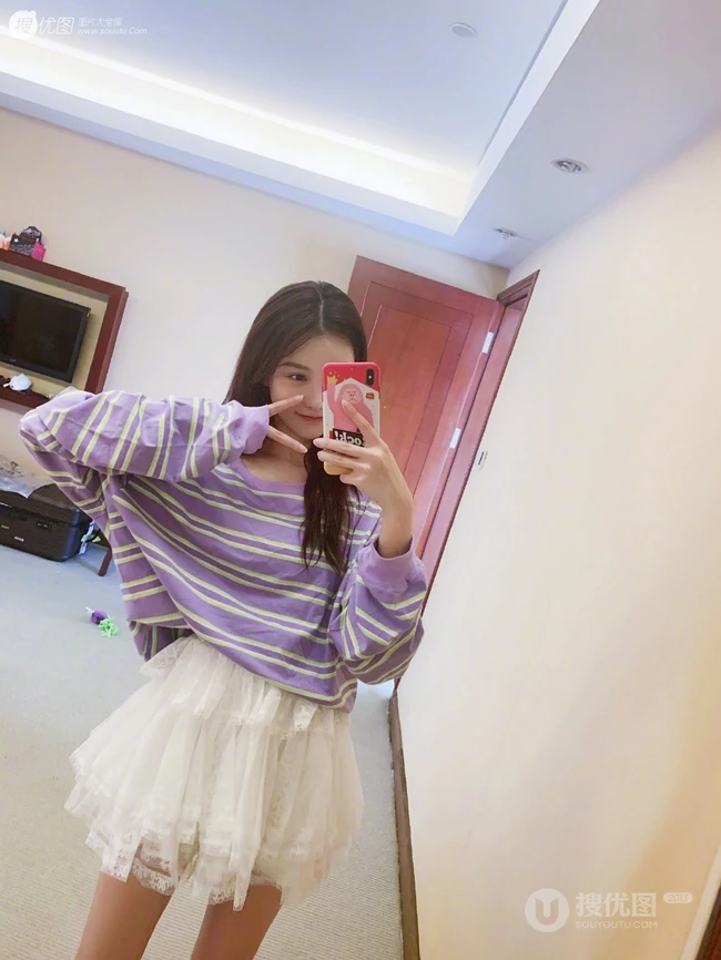 线条感修长，表情俏皮，女生黄一琳微博晒居家休闲装自拍美照