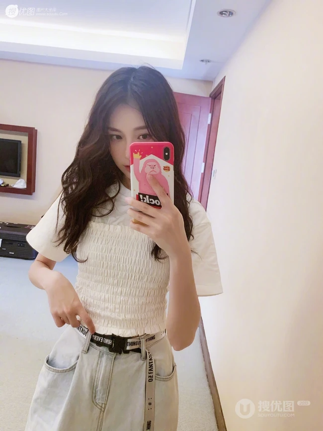 线条感修长，表情俏皮，女生黄一琳微博晒居家休闲装自拍美照