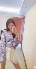 线条感修长，表情俏皮，女生黄一琳微博晒居家休闲装自拍美照