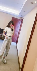 线条感修长，表情俏皮，女生黄一琳微博晒居家休闲装自拍美照