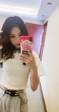 线条感修长，表情俏皮，女生黄一琳微博晒居家休闲装自拍美照