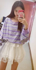 线条感修长，表情俏皮，女生黄一琳微博晒居家休闲装自拍美照