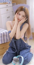 甜美白皙美丽肩带牛仔裤家居服女生罗伊清新室内写真图片