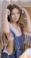 甜美白皙美丽肩带牛仔裤家居服女生罗伊清新室内写真图片