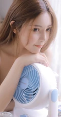 甜美白皙美丽肩带牛仔裤家居服女生罗伊清新室内写真图片