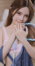 甜美白皙美丽肩带牛仔裤家居服女生罗伊清新室内写真图片