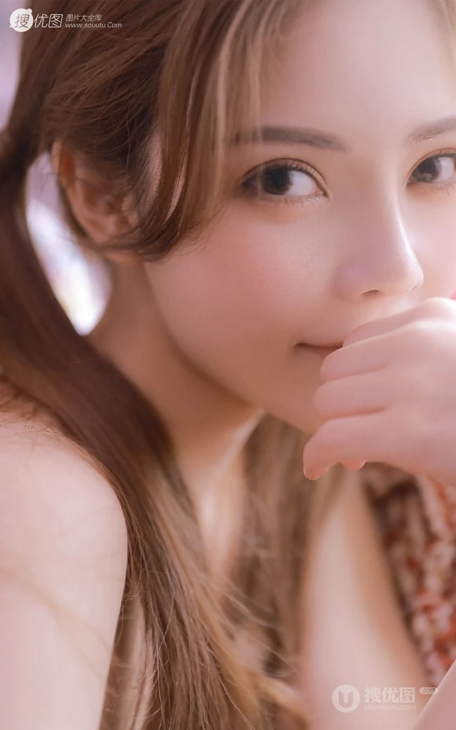 甜美白皙美丽肩带牛仔裤家居服女生罗伊清新室内写真图片