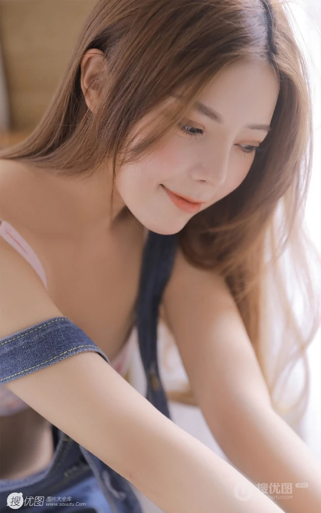 甜美白皙美丽肩带牛仔裤家居服女生罗伊清新室内写真图片