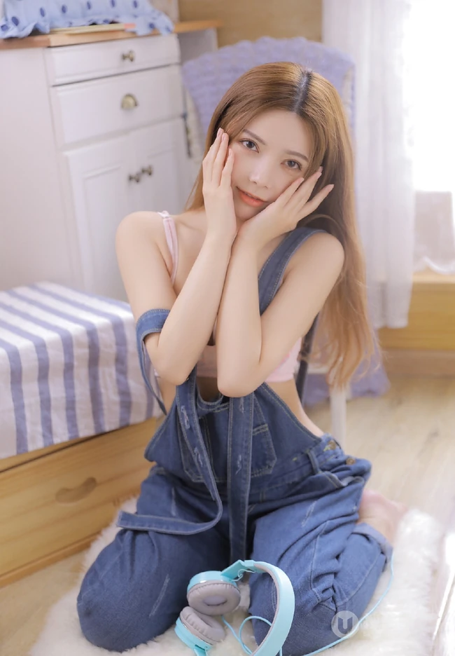 甜美白皙美丽肩带牛仔裤家居服女生罗伊清新室内写真图片