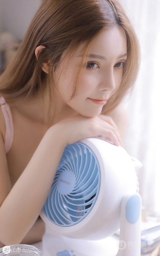 甜美白皙美丽肩带牛仔裤家居服女生罗伊清新室内写真图片