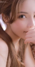 甜美白皙美丽肩带牛仔裤家居服女生罗伊清新室内写真图片